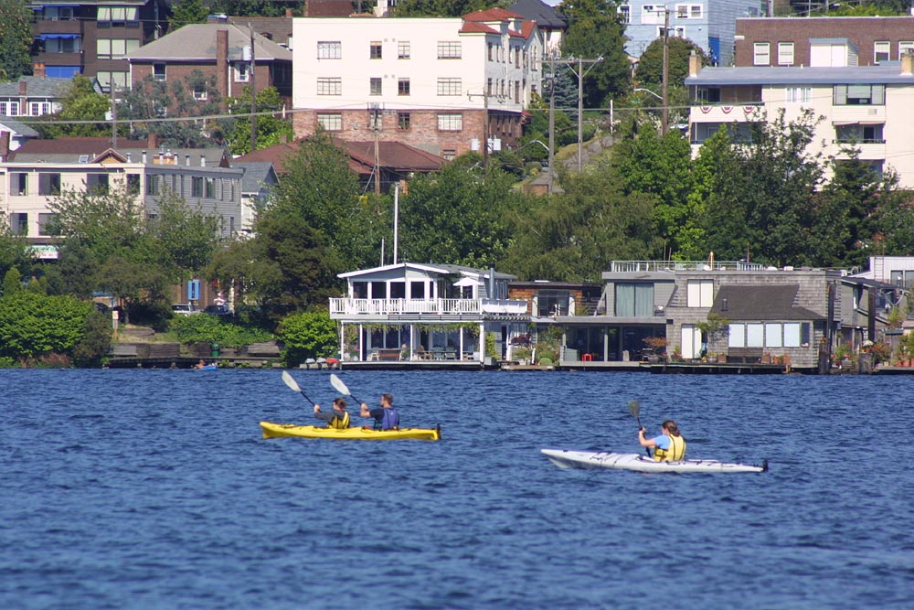 Lk Union Houseboats bob up and down in Seattle as kayaks and boats go by